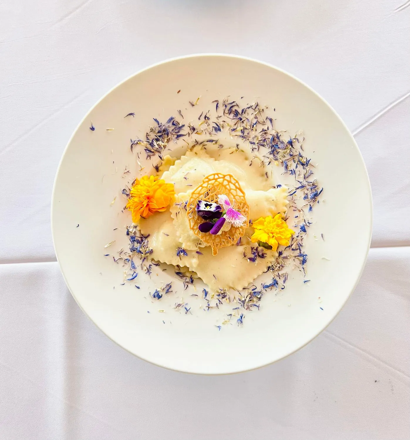 Raviole à la truffe et fleurs comestibles, création du traiteur La Régalade